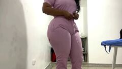 再生 隠されたカメラに巻き込まれたBBWの看護師:官能的な楽屋の映像