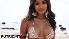 Riproduci La dea indonesiana Putri Cinta Cinta Bum Hole Desting in Beach