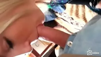 play Blond żona ssie męża w domu