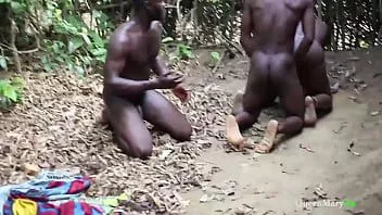 play King caught his wife fucked by his palace guard, it ended up in threesome