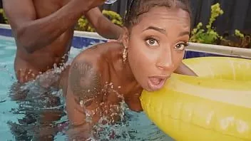 Odtwórz Heban kochanie sarai minx zostaje zerżnięta w basenie! - czarne porno