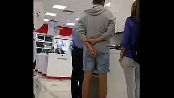 Odtwórz Słodka nastolatka z dużym tyłkiem w czarnych spodenkach szpieguje szczery