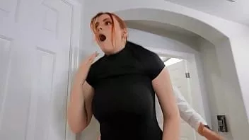 Oynat (nadia beyaz) büyük sulu göğüslerini yağlar, keiran'ın büyük horozunu sürerken onları zıplatır - brazzers