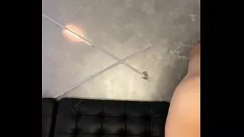 Putar Kedipan upskirt yang bagus dan godaan strip