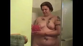 播放 纹身胖妞在淋浴时脱去她的乳房和阴户