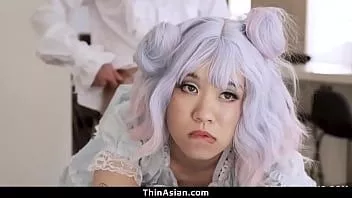Putar Pria beruntung yang ingin mencicipi suguhan di antara kaki remaja Asia yang cantik! - Thinasian