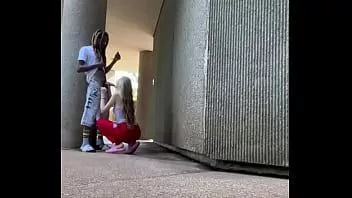 Riproduci Fuori con la sorella di Trippie Redd