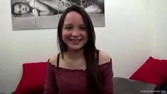 play Zierliches brünettes Teenie hat Spielzeug- und Schwanzspaß im POV