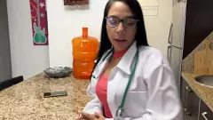 Putar Dokter Ibu Tiri Cantik Mencampur Pil: Sekarang Dia Harus Membantu Ereksi Anak Tirinya