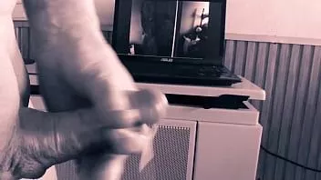 Afspelen Masturbatie terwijl je kijkt naar een staand meisje dat zichzelf bevredigt (#310)