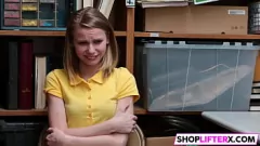 Играть Пойманную тинку наказывают хардкорным минетом