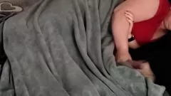 play MILF paffuta fa di tutto con un pompino e una sega in POV