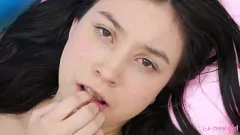 play A adolescente morena sensual se masturba para o êxtase erótico