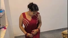 Oynat Red Saree'de şehvetli ev hanımı, büyük horoz ile yaramaz olsun