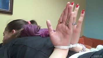 Afspelen Meisje vastgebonden in bondage met handpalmen naar buiten
