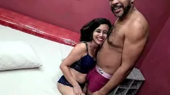 再生 小柄なブラジルの熟女であるダニー・リオは彼女のタイトなお尻を激しく犯し、彼女の顔に負荷をかけます