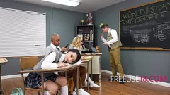 تشغيل أحلام اليقظة في سن المراهقة من Threesome Freeuse في الفصل