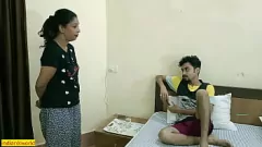 चलाएँ हॉट इंडियन रूम सर्विस गर्ल ने धोखा दिया - भाप से भरा सेक्स और स्तन चाट!