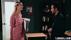 Играть Лану Шарапову, горячую юную блондинку, преследует уборщик, и она попадает в горячую классную встречу с минетами, раком и лизанием киски.