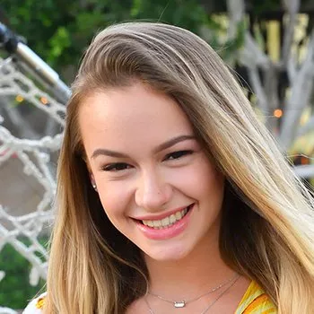 अभिनेता Naomi Swann